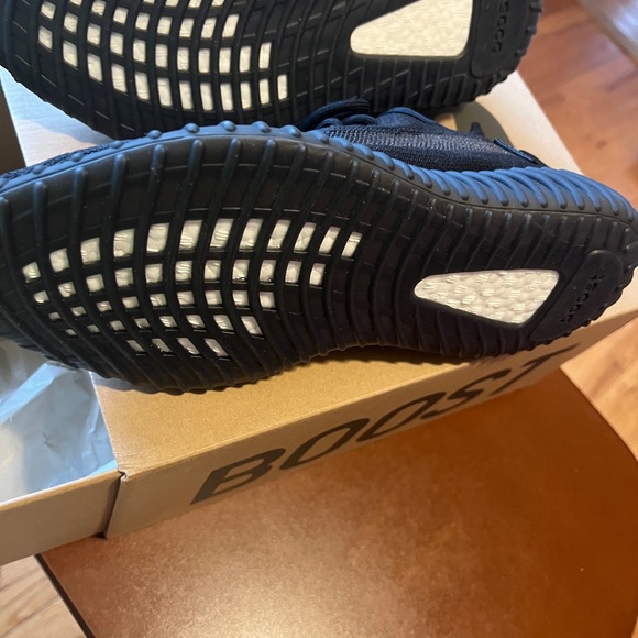 Men’s Yeezy 350V2 - Picture 4 of 7